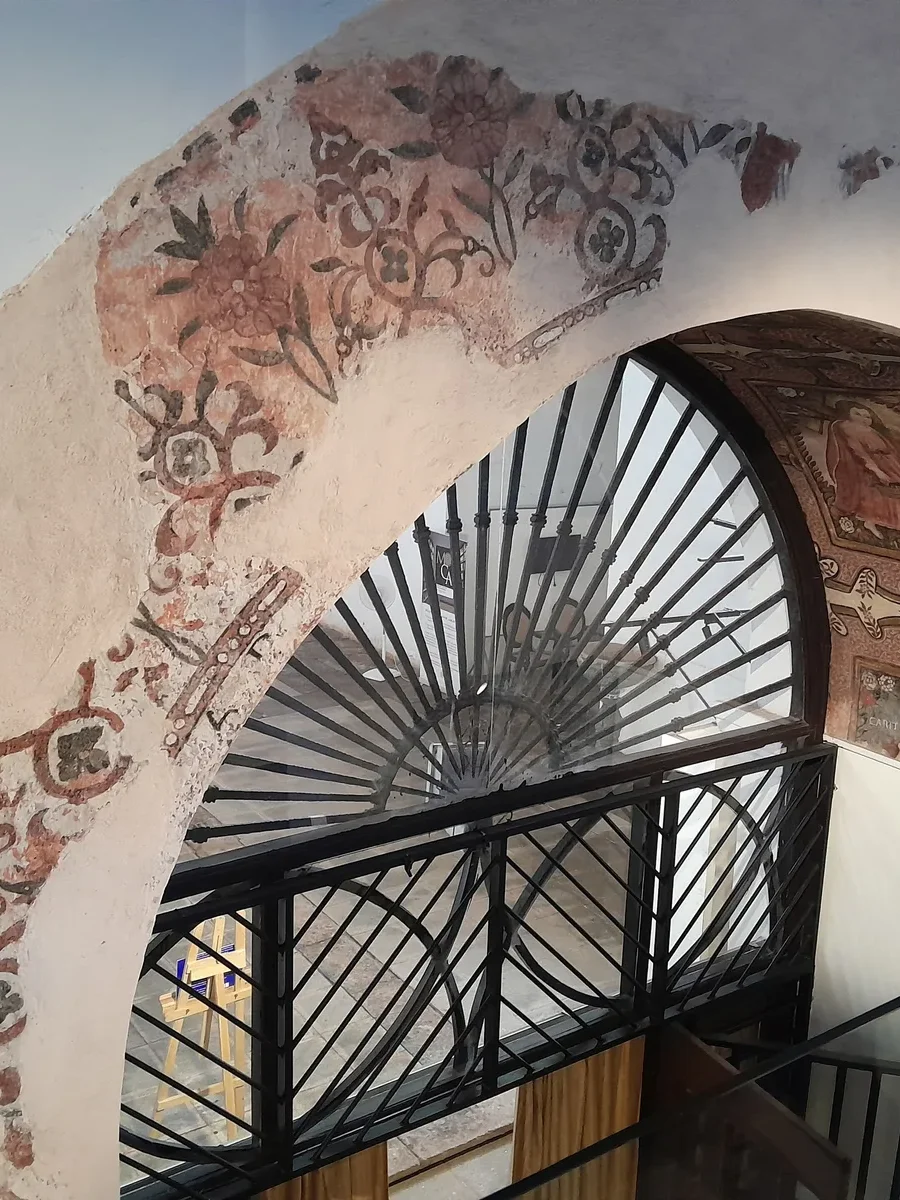 Red-ochre Kaavi floral motifs uncovered on a whitewashed arch at the Convent of Santa Monica, Old Goa