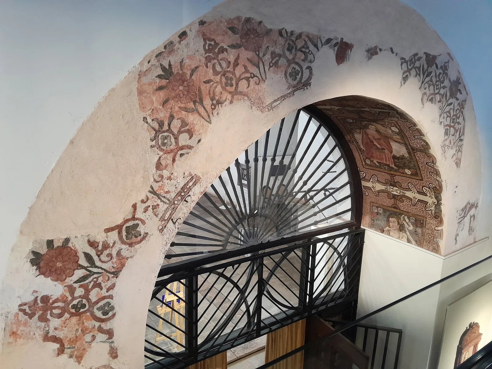 Red-ochre Kaavi floral motifs uncovered on a whitewashed arch at the Convent of Santa Monica, Old Goa